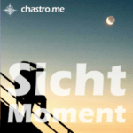 Person schaut auf den Mond am Abendhimmel