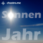 Eine helle Sonne am blauen Himmel